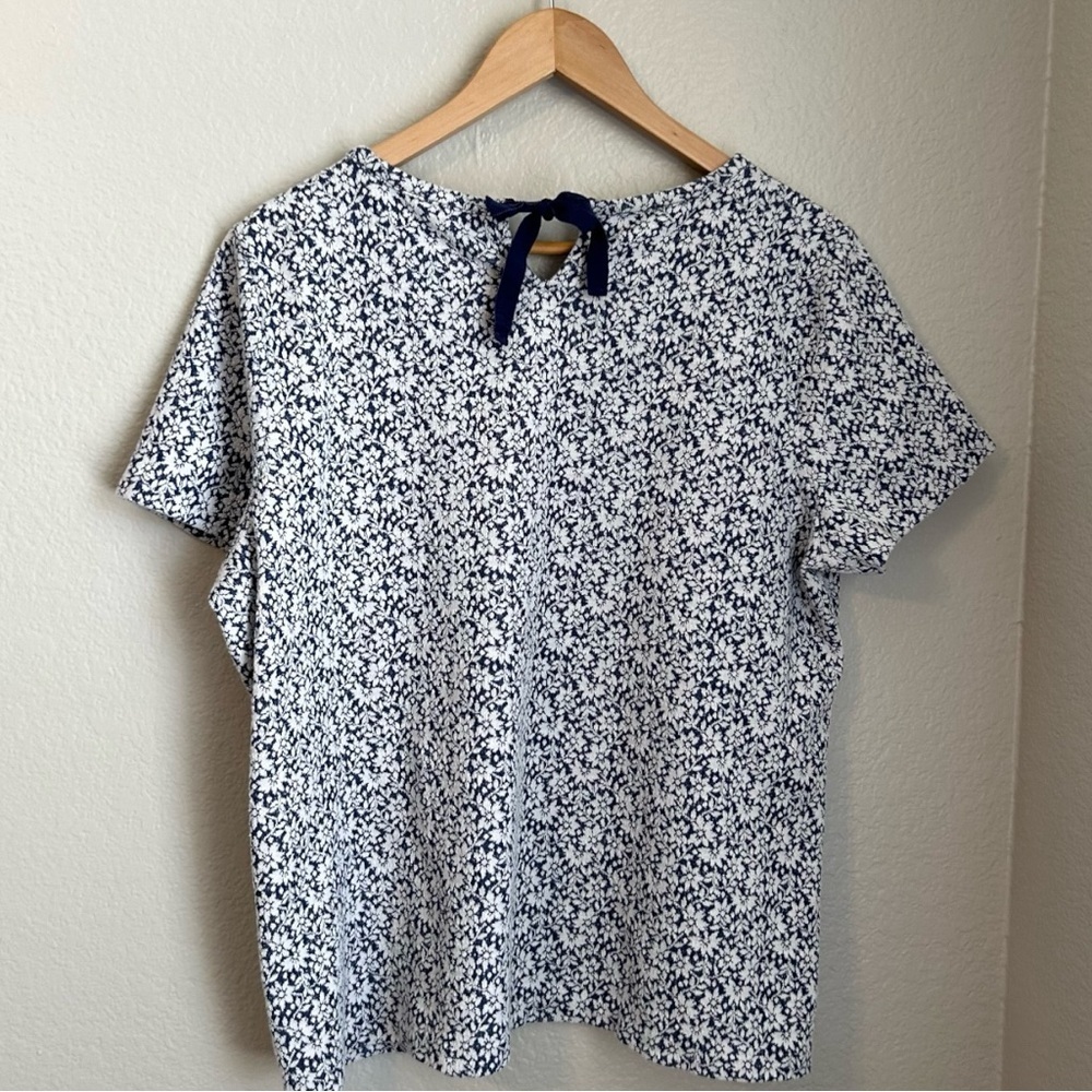 Talbots Textured Knit Blue and White Floral Short Sleeve Top w/Keyhole Back, 2X - Picture 5 of 8